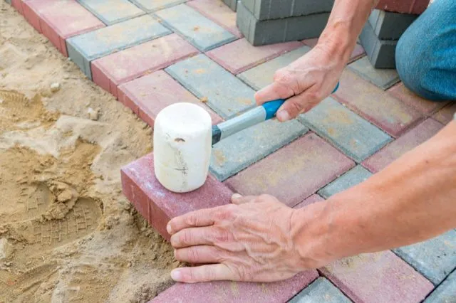 Jaką kostkę brukową wybrać, aby była wizytówką Twojego domu