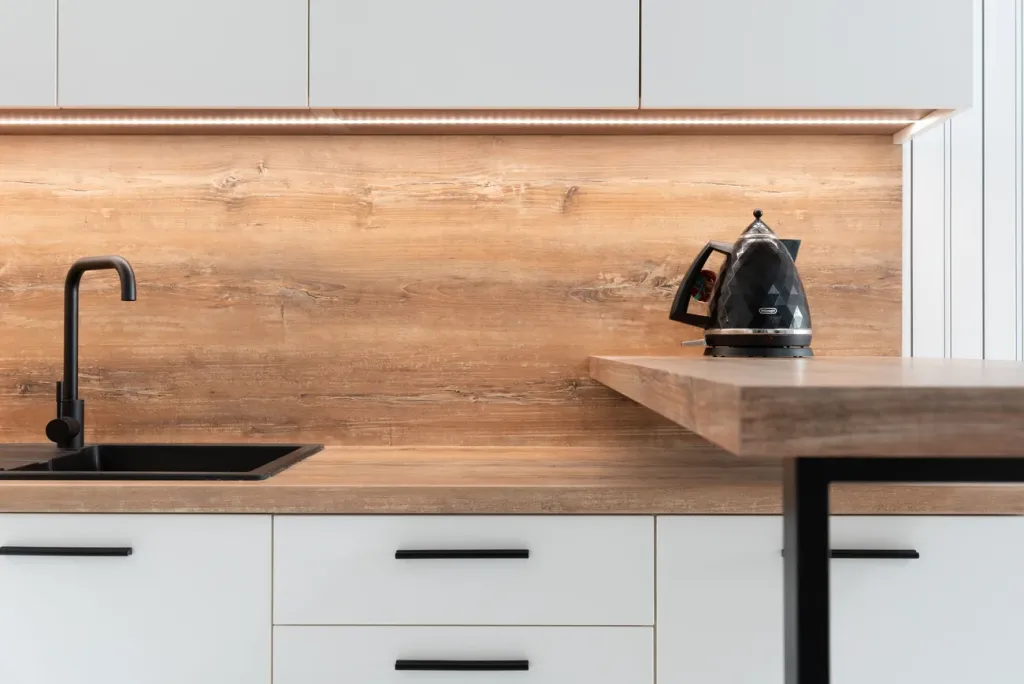 Czym różni się blat laminowany od konglomeratu i drewnianego (foto)